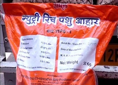 पुण्यात विद्यार्थ्यांना पोषण आहारा ऐवजी पशु खाद्य; महापौराकडून चौकशीचे आदेश