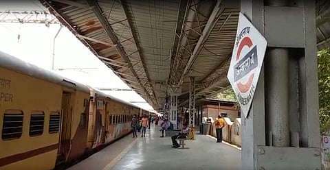 कर्जत ते मुंबई रेल्वेसेवा दीड तासांपासून विस्कळीत