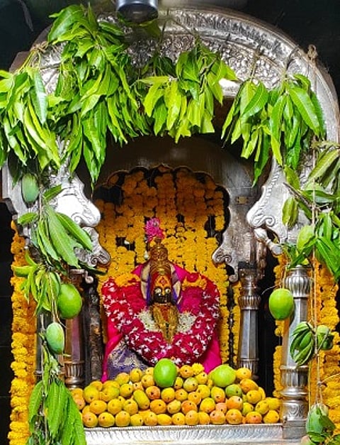 तुळजाभवानी मातेच्या दरबारात आंब्याची रास