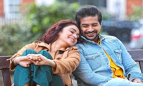 ‘हलकी हलकी’ मधून अमृता खानविलकर-पुष्कर जोगच्या केमिस्ट्रीची झलक