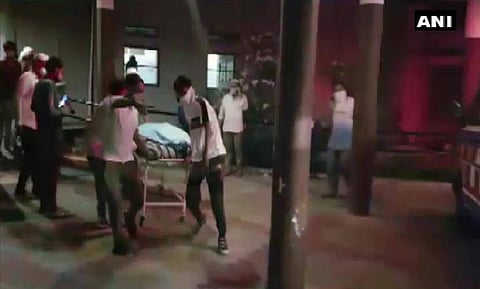 गुजरातेत अग्नितांडव : कोव्हिड सेंटरमध्ये आग लागून १८ रुग्णांचा मृत्यू