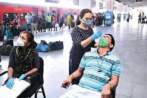 महाराष्ट्रात परतणाऱ्या प्रवाशांना RT-PCR निगेटिव्ह अहवाल अनिवार्य