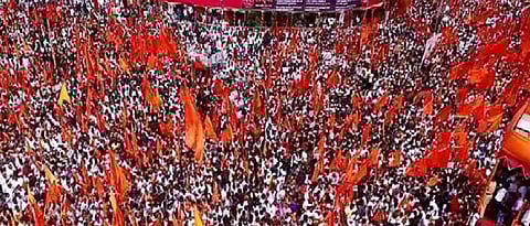 सार्वजनिक बांधकाम विभागाच्या इमारतीवर मराठा वसतिगृहाचं लावलं बॅनर