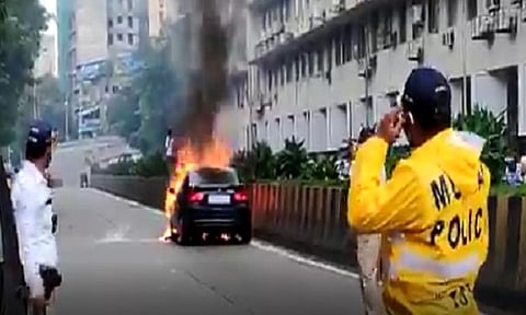 Car catches fire | मुंबईत ‘बर्निंग कार’चा थरार