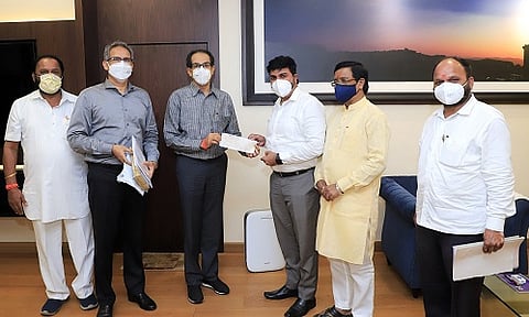 कोरोना लसीकरणात खारीचा वाटा; ‘या’ खासदाराने केली मुख्यमंत्री सहाय्यता निधीत मदत