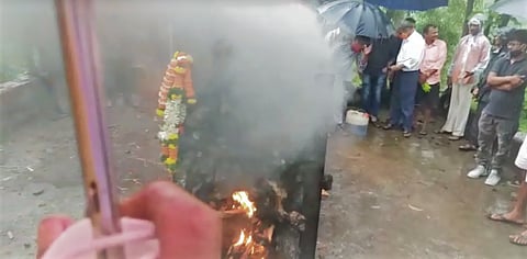 स्मशानभूमी नसल्याने उघड्यावर अंत्यसंस्कार