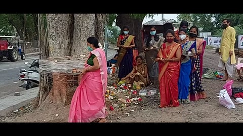 ईडा, पीडा जाऊ दे, कोरोनाचे संकट टळू दे महिलांची वडाला प्रार्थना