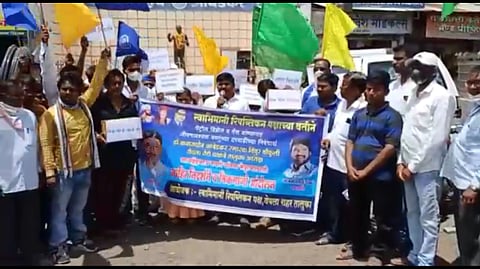 येवल्यात स्वाभिमानी रिपब्लिकन पक्षाचे भिक मागो आंदोलन