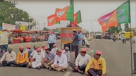 भाजपा ओबीसी मोर्चाच्या वतीने येवल्यात चक्काजाम, पुणे – इंदोर महामार्ग रोखला