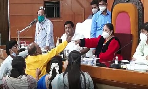 सोलापूरमध्ये महापालिका सभेत भाजप नगरसेवकाने घातला गोंधळ,महापौरांनी केले निलंबित