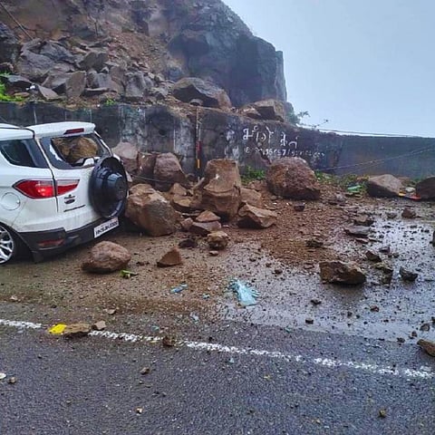 Malshej Ghat | माळशेज घाटात कारवर दरड कोसळली