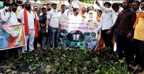 नालेसफाईवरून शिवसेना आक्रमक; महापालिका प्रवेशद्वारावर टाकली नाल्यातली घाण