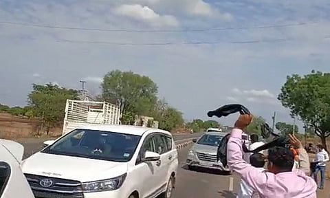 भाजप कार्यकर्त्यांनी ऊर्जामंत्री नितीन राऊतांना दाखवले काळे झेंडे