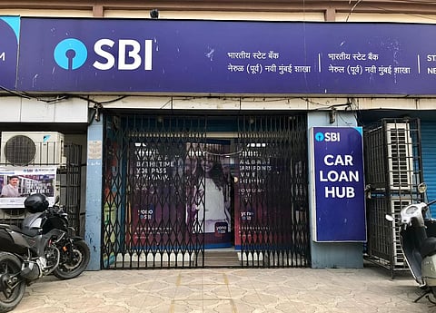 SBI बँक कर्मचाऱ्याची शेतकऱ्याला मारहाण