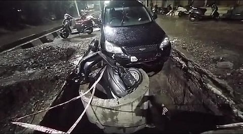 गटाराच्या चेंबरमध्ये ॲक्टिवासह कार घुसली; ठेकेदारावर कारवाईची मागणी