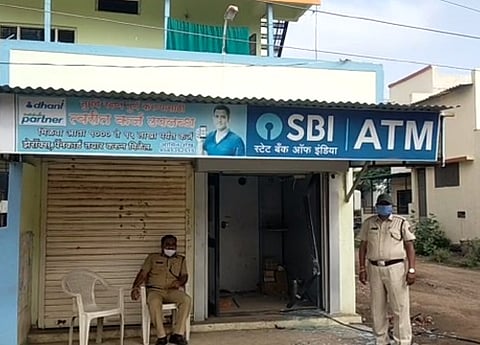 चोरांनी चक्क ATM मशीनच लांबवलं !