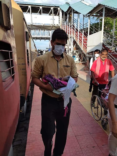 women delivery case | महिलेने दिला चालत्या रेल्वेत गोंडस बाळाला जन्म
