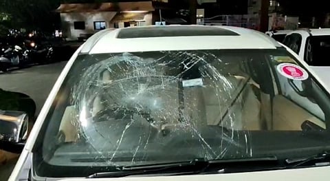 गोपीचंद पडळकरांच्या गाडीवर दगडफेक…सोलापुरात भाजपा समर्थकांची पवारांविरोधात घोषणाबाजी