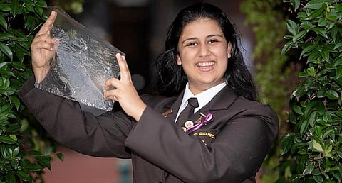 Australia science | ऑस्ट्रेलियन विद्यार्थीने कोळंबीच्या कवचांपासून बनविलेले मजबूत बायोडिग्रेडेबल प्लास्टिक