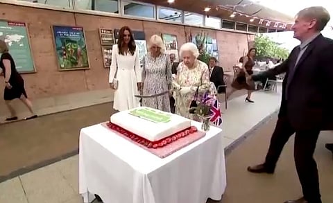 G7 Summit | इंग्लंडच्या राणीचा ‘स्वॅग’… तलवारीने कापला केक!