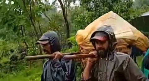 रुग्णास टोकरीत टाकून पायवाटेने उचलून आणलं, पावसाने रस्ता खचला