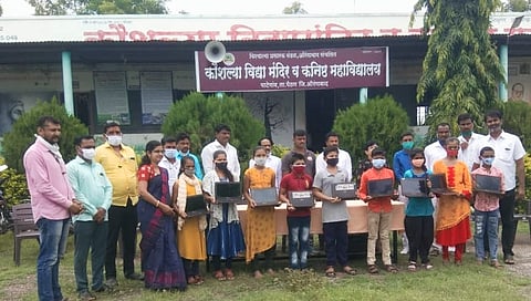 पैठण येथील कौशल्या विद्यामंदिर पाटेगाव शाळेत विद्यार्थ्यांना लॅपटॉपचे वाटप