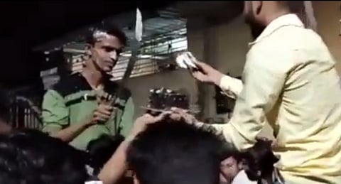 Watch video | तरुणाने कापला तलवारीने केक; पोलिसांनी दिलं कोठडीच ‘गिफ्ट’