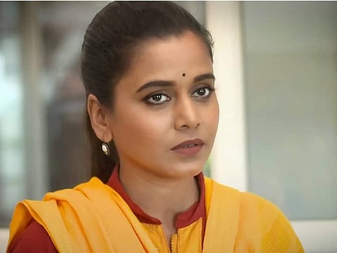 बाई, बुब्स आणि ब्रा ; हेमांगी कवीला कलाकारांचा पाठिंबा