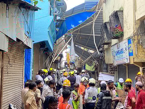 मुंबईच्या गोवंडी भागात इमारत कोसळून 3 ठार, 7 जखमी