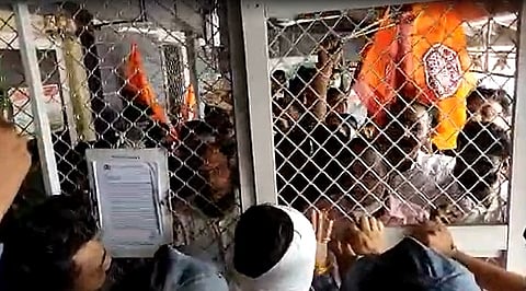 अमरावती महानगरपालिकेत मनसेची लाथाबुक्क्यांनी तोडफोड आंदोलन