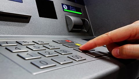 आता ATM मधून पैसे काढणं होणार महाग