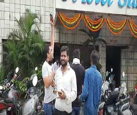 चंद्रपूर जिल्ह्यात दारू विक्रीला सुरुवात