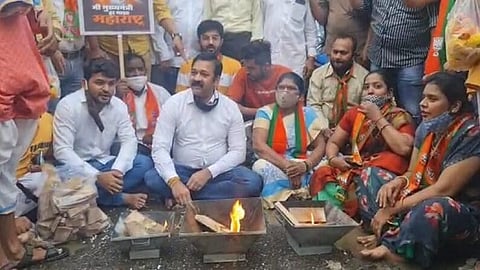 ‘मुख्यमंत्र्यांना देव चांगल्या सद्भावना देवो’; भाजप आमदाराचे खड्ड्यात बसून होमहवन