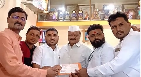 शिवसैनिकांकडून तमाशा कलावंतांना संगमनेरमधे आर्थिक मदत