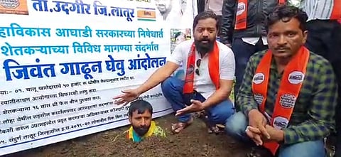 उपजिल्हाधिकारी कार्यालयासमोर मनसेचे जमिनीत गाढून घेत आंदोलन