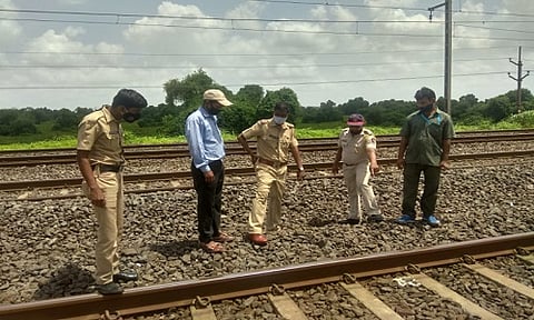 प्रेमप्रकरण भोवलं… धावत्या लोकलमधून तरुणाला ढकलले, १० जण गजाआड