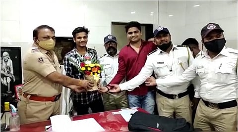 कोरोना काळात रिक्षाचालकाचा प्रामाणिकपणा; विसरलेले लाख रुपये केले परत