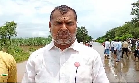 राष्ट्रीय महामार्गावर अडकलेल्यांचे ‘रेस्क्यू’, सदाभाऊ खोत घटनास्थळी