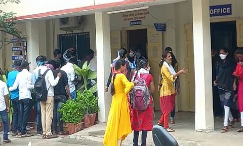 लातूरमध्ये पदवीच्या अंतिम वर्षाच्या ऑनलाईन परीक्षेचे सर्व्हर अचानक बंद