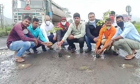 खड्ड्यांना वैतागून शिवसेनेचं खड्ड्यातचं वृक्षारोपण