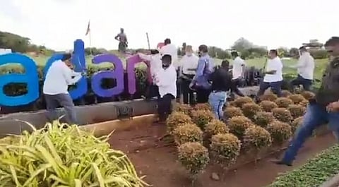 ‘अदानीं’च्या नामफलकाची शिवसेनेकडून तोडफोड