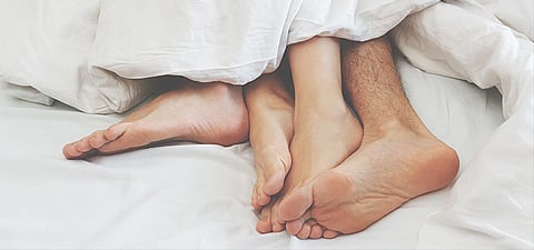 कंडोम नाही म्हणून केला गमचा वापर, शारीरिक संबंध करताना झाला तरुणाचा मृत्यू