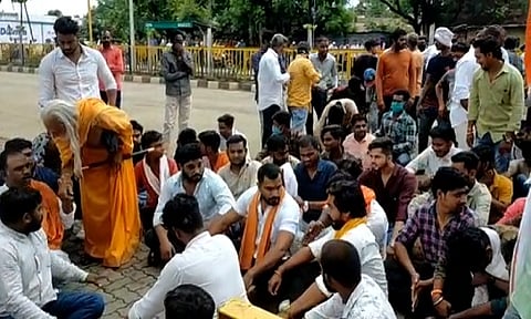 आमदार देवेंद्र भुयार यांच्या विरोधात हिंदू संघटना आक्रमक, वादग्रस्त बॅनरचा मुद्दा पेटला