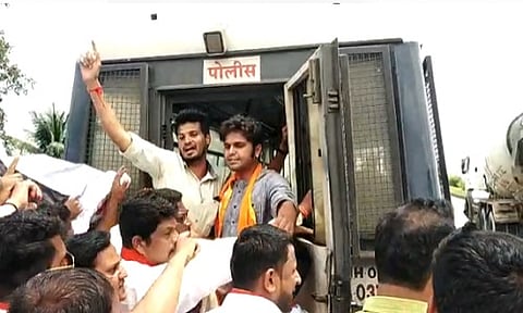 युवा सेनेच्या कार्यकर्त्यांनी पुणे-बंगळुरु महामार्ग रोखला