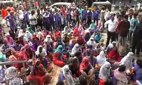 चंद्रपूर महानगरपालिकेच्या घंटागाडी कर्मचाऱ्यांचा बेमुदत संप