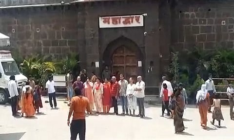 वीकएन्डला देहूत दर्शनासाठी गर्दी, मंदिर बंद असल्याने भाविकांची निराशा