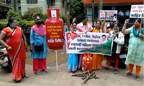 सांगलीत राष्ट्रवादीच्या वतीने इंधन दरवाढीविरोधात आंदोलन