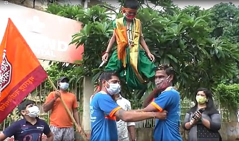 मनसेने कोरोनारूपी फुग्याला लस टोचून फोडली हंडी