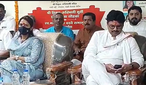 परळीत मुंडे बंधू-भगिनी एकाच व्यासपीठावर; अनेकांच्या भुवया उंचावल्या