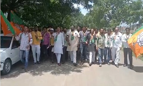 राणे अटक प्रकरण | भाजपाकडून येवल्यात काळ्या फिती लावून तहसील कार्यालयावर निदर्शने